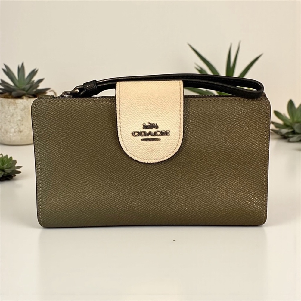 🤎COACH🤎Phone Wallet In Color Block/Olive Green & Off White/EUC